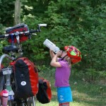 fietsend jongetje met bidon