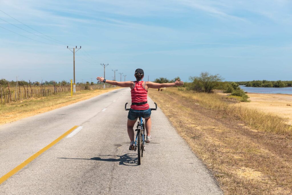 fietsen op de weg van Trinidad, Cuba